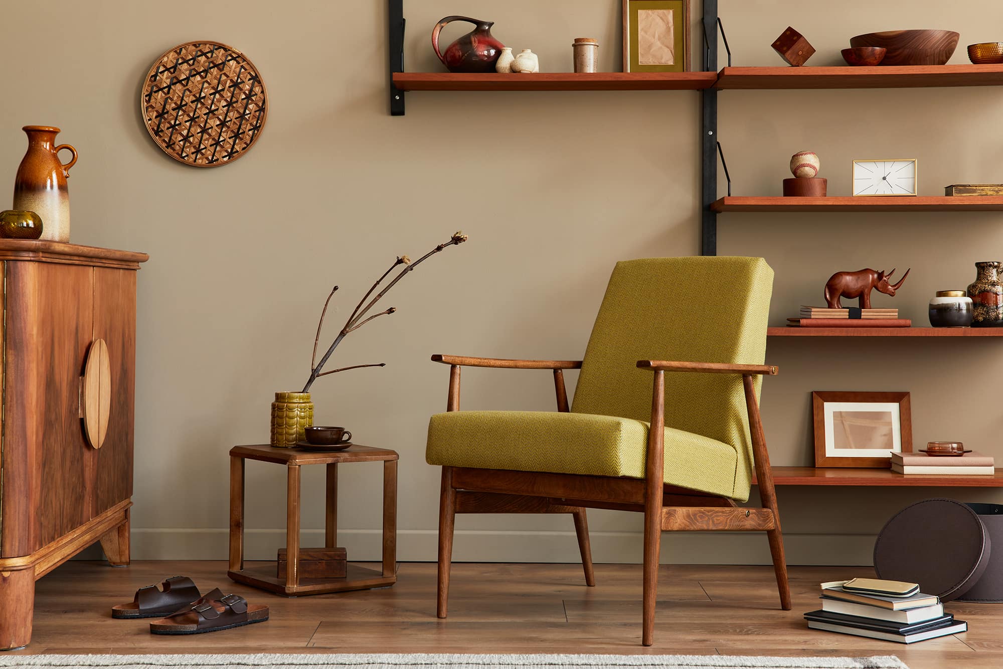 Detail of natural surfaces and materials in a contemporary interior: wood, stone, and fabrics that stimulate multisensory perception.