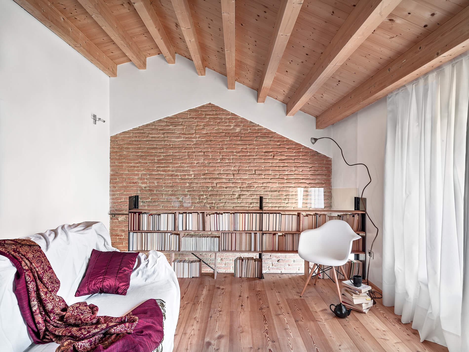 Soggiorno con soffitto a travi a vista in legno naturale