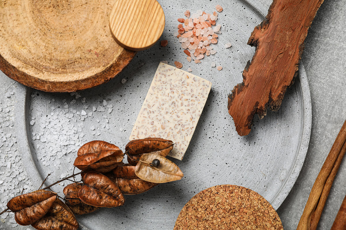 Campioni di materiali sostenibili per interior design: legno certificato FSC, tessuti naturali e materiali riciclati su tavolo di lavoro